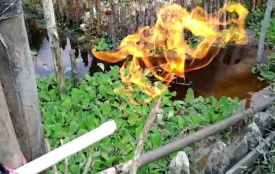 Warga Pulau Burung Inhil Dikejutkan dengan Penemuan Sumber Gas Saat Buat Sumur Bor